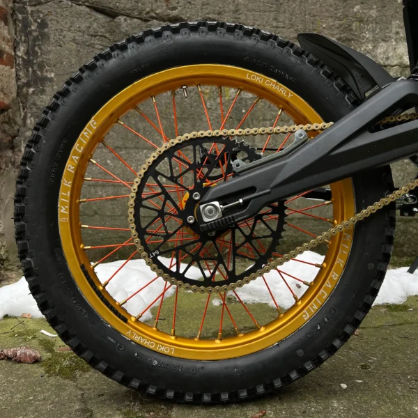La roue arrière de 19 pouces est montée sur un vélo électrique Talaria avec des pneus OFF-ROAD.