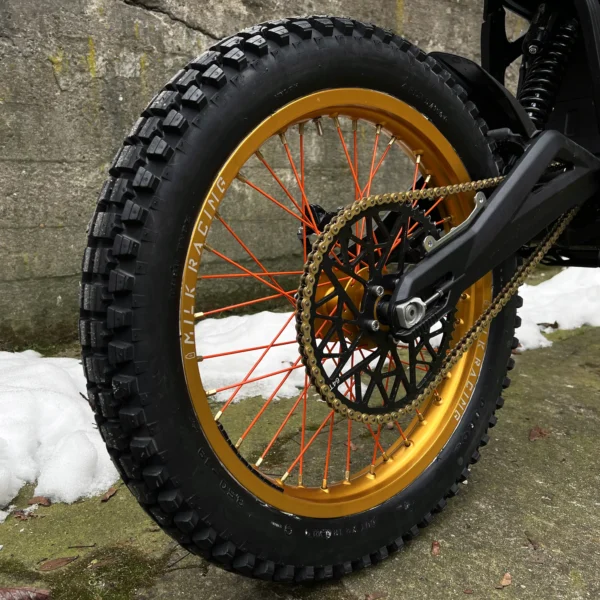 Het 19&quot; achterwiel is gemonteerd op een Talaria e-bike met OFF-ROAD banden.