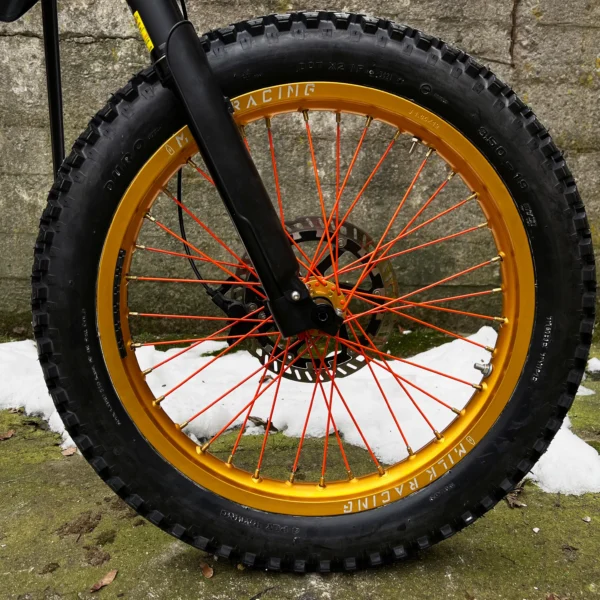 La roue avant de 19 pouces est montée sur un vélo électrique Talaria avec des pneus OFF-ROAD.