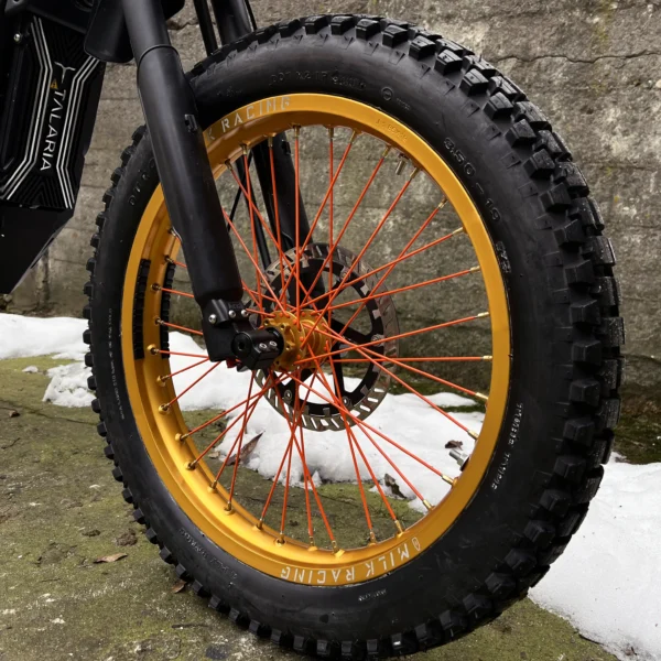 Das 19&quot;-Vorderrad ist an einem Talaria-E-Bike mit OFF-ROAD-Reifen montiert.