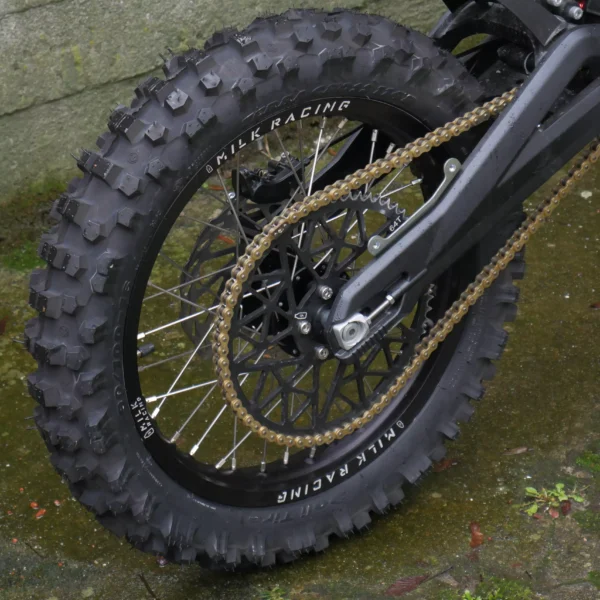 Das 16&quot;-Hinterrad ist an einem Talaria-E-Bike mit OFF-ROAD-Reifen montiert.