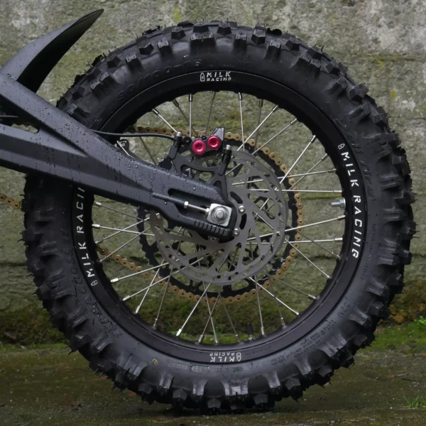 Het 16&quot; achterwiel is gemonteerd op een Talaria e-bike met OFF-ROAD banden.