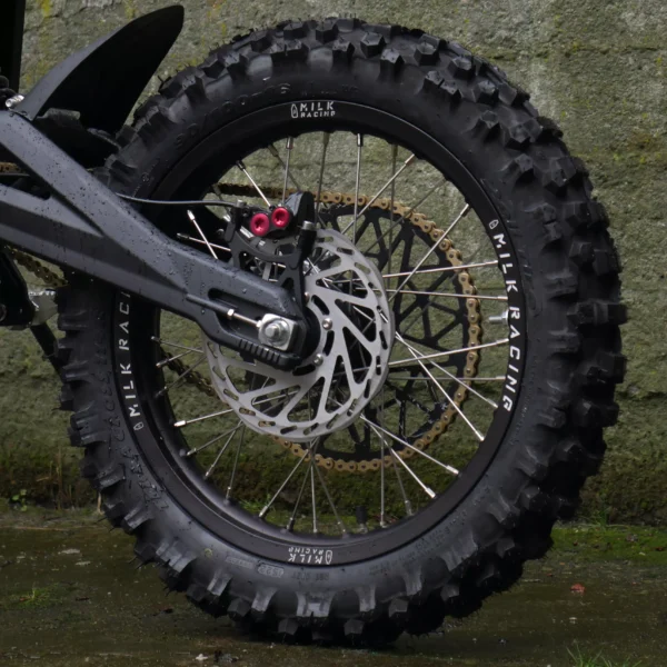La roue arrière de 16 pouces est montée sur un vélo électrique Talaria avec des pneus OFF-ROAD.