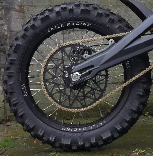Das 19&quot;-Hinterrad ist an einem Talaria-E-Bike mit OFF-ROAD-Reifen montiert.