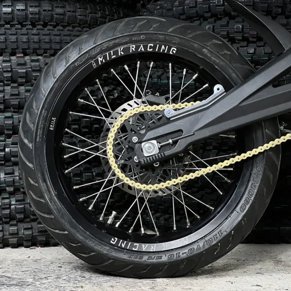 La roue arrière SuperMoto de 16 pouces est montée sur un vélo électrique Talaria avec des pneus ON-ROAD.
