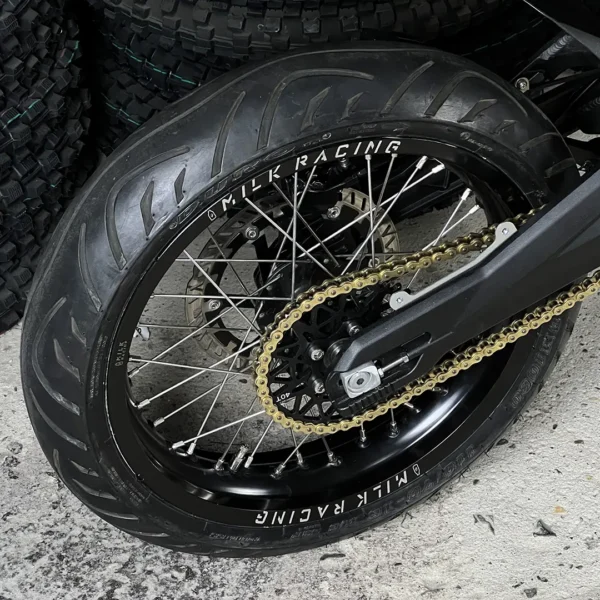 Das 16&quot;-SuperMoto-Hinterrad ist an einem Talaria-E-Bike mit ON-ROAD-Reifen montiert.