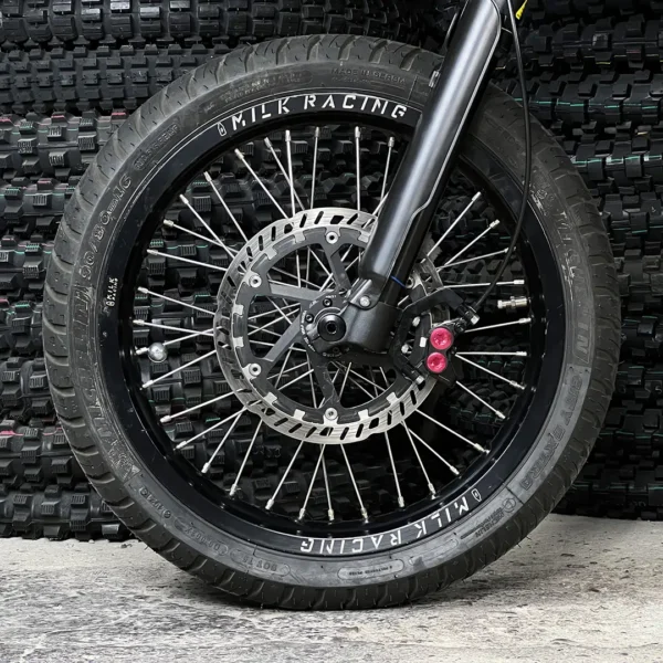 Das 16&quot;-SuperMoto-Vorderrad ist an einem Talaria-E-Bike mit ON-ROAD-Reifen montiert.
