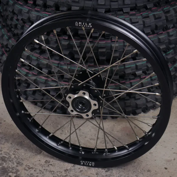La rueda trasera de 16&quot; para una bicicleta eléctrica Talaria XXX.