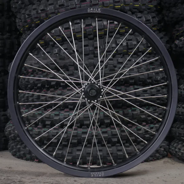 La rueda delantera de 19&quot; para una bicicleta eléctrica Talaria XXX.