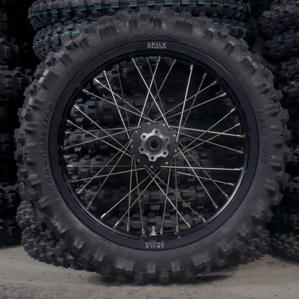 La rueda trasera de 16&quot; para una e-bike Talaria XXX con neumáticos OFF-ROAD.