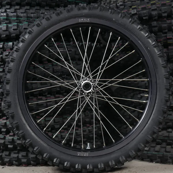 La rueda delantera de 19&quot; para una e-bike Talaria XXX con neumáticos OFF-ROAD.