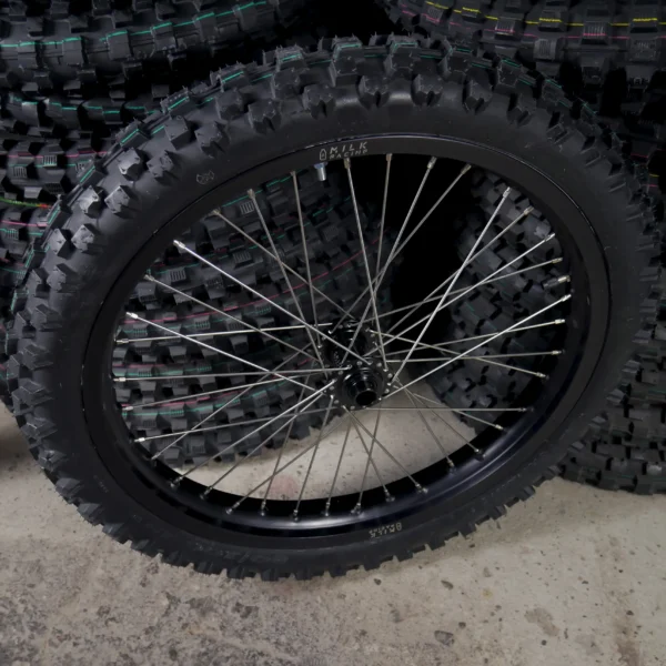 La rueda delantera de 19&quot; para una e-bike Talaria XXX con neumáticos OFF-ROAD.