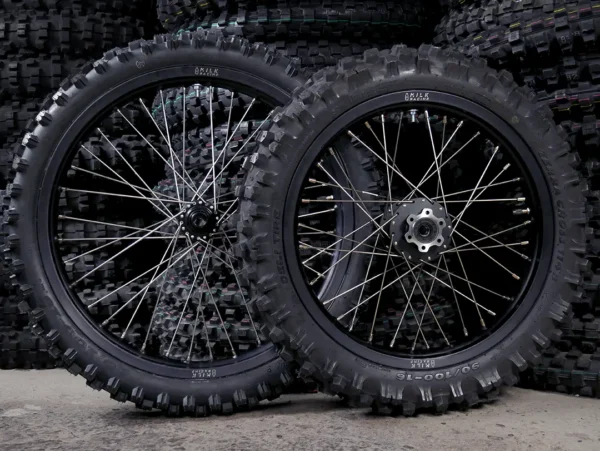 El juego de 19&quot; y 16&quot; para una e-bike Talaria XXX con neumáticos OFF-ROAD.