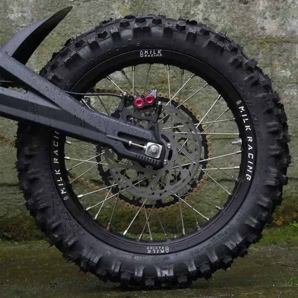 El conjunto de 19&quot; y 16&quot; está montado en una e-bike Talaria con neumáticos OFF-ROAD.