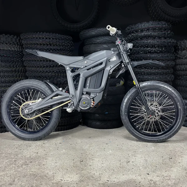 Het 18&quot; SuperMoto voorwiel is gemonteerd op een Talaria e-bike met ON-ROAD banden.