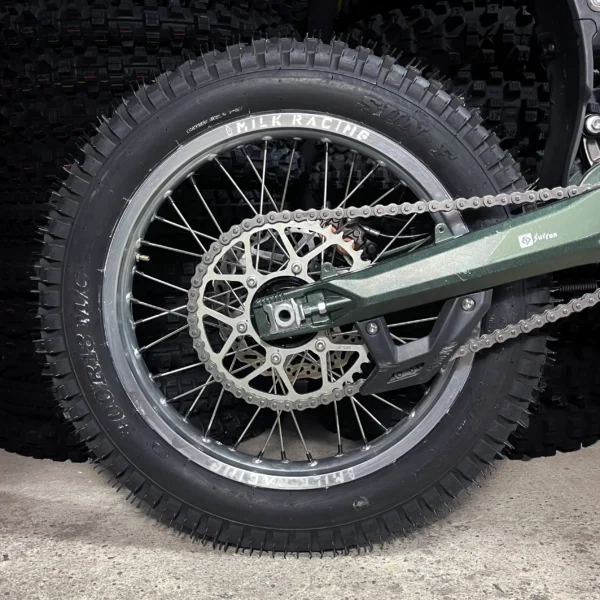 L'ensemble Trial 18" est monté sur un vélo électrique Surron Ultra Bee avec des pneus TRIAL.
