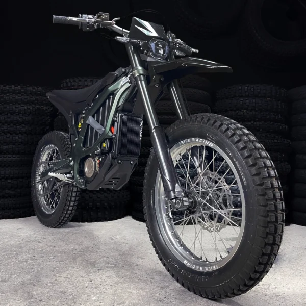 El Trial Set de 18" está montado en una Surron Ultra Bee e-bike con neumáticos TRIAL.