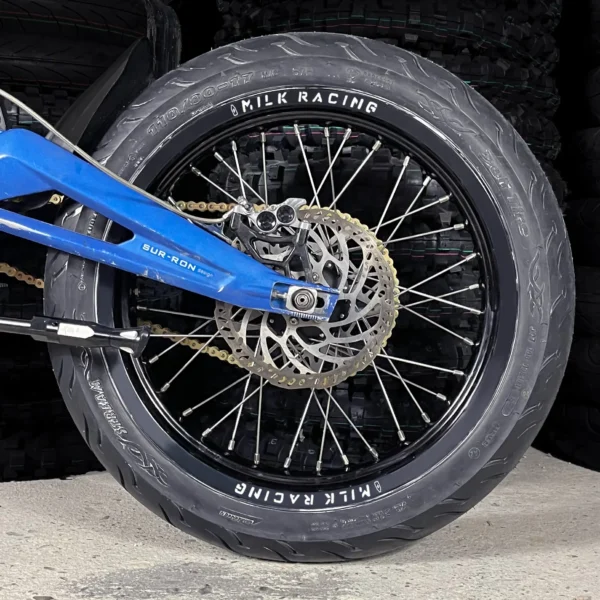 La rueda trasera SuperMoto de 17&quot; está montada en una e-bike SurRon con neumáticos ON-ROAD.