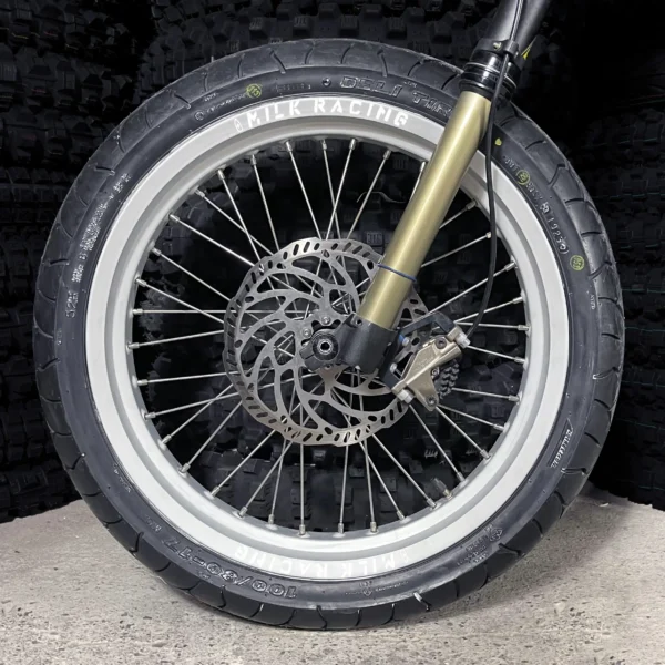 Het 17&quot; SuperMoto voorwiel is gemonteerd op een Talaria e-bike met ON-ROAD banden.