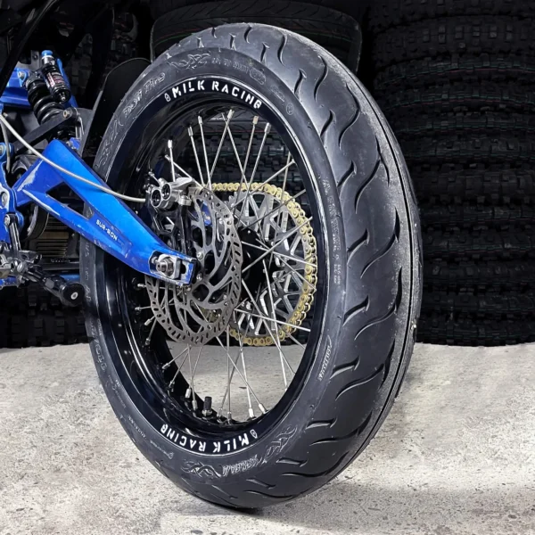 La rueda trasera SuperMoto de 17&quot; está montada en una e-bike SurRon con neumáticos ON-ROAD.
