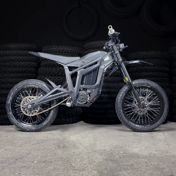 Das 17&quot; SuperMoto Set ist auf einem Talaria E-Bike mit ON-ROAD-Reifen montiert.