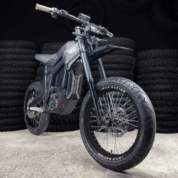 El SuperMoto Set de 17&quot; está montado en una e-bike Talaria con neumáticos ON-ROAD.