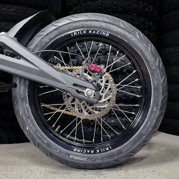 La roue arrière SuperMoto de 17 pouces est montée sur un vélo électrique Talaria équipé de pneus ON-ROAD.