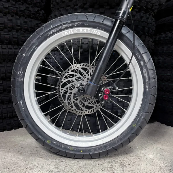 La roue avant SuperMoto de 17 pouces est montée sur un vélo électrique Talaria équipé de pneus ON-ROAD.